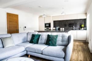 un soggiorno con divano e una cucina di Monterey Residence - Stunning, Duplex Apartment in the Heart of Kendal a Kendal