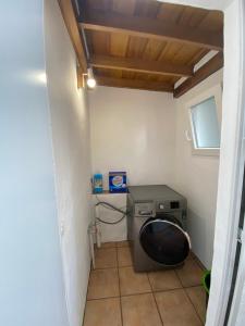 een kleine badkamer met een wasmachine in een kamer bij Villa Colon in Fuencaliente de la Palma