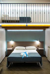 Una cama con una cinta azul en un dormitorio en Bed And Breakfast - Lulugiù, en Lagonegro