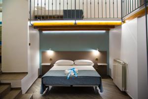 ein Schlafzimmer mit einem Bett mit einer Puppe auf einem sidx sidx in der Unterkunft Bed And Breakfast - Lulugiù in Lagonegro
