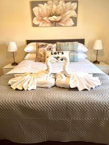 1 dormitorio con 1 cama con toallas en Beautiful 3-bedroom house, city centre, parking en Norwich