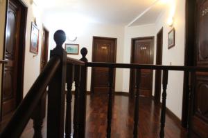 un couloir avec parquet et portes en bois dans l'établissement Hot Water Guest House, à Termas de São Pedro do Sul 27 autres photos