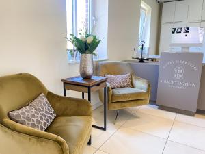 Posezení v ubytování Hotel Grachtenhuus Greetsiel