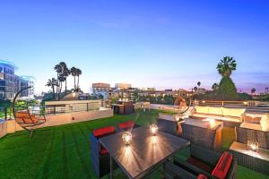 Foto da galeria de Beverly Hills LUX Villa w. Pool, Rooftop & Parking em Los Angeles