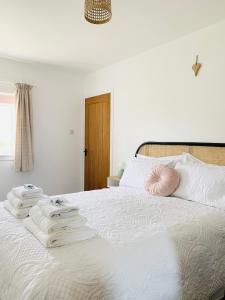 Llit o llits en una habitació de Old Croft House Cottage, Isle of Lewis