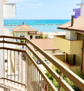 uma varanda com vista para o oceano em Santa Barbara hotel & apartments em Bellaria-Igea Marina