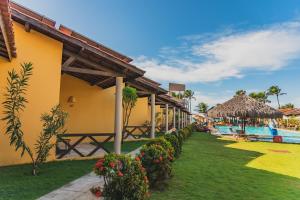 uma vista para o resort a partir da piscina em Almai Cumbuco em Cumbuco