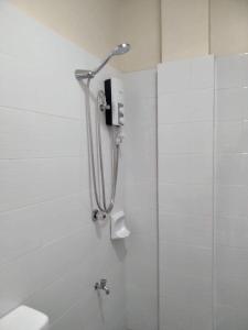 een badkamer met een douche, een wastafel en een toilet bij MAYA HOMES VALENCIA in Valencia