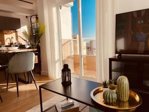 TV a/nebo společenská místnost v ubytování Piso frente al mar Torre del Mar
