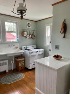Drop Anchor Cottages and Lake House tesisinde bir banyo