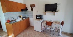 una piccola cucina con lavandino e forno a microonde di Stella House a Theológos