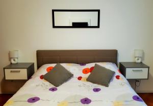 een slaapkamer met een bed met bloemen erop bij Bright & Cozy Pula in Pula