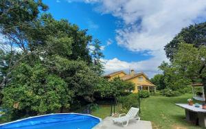 une arrière-cour avec une piscine et une maison dans l'établissement Casa Solda, una casa con piscina en Gondomar, à Gondomar