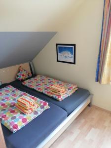 sypialnia z 2 łóżkami w pokoju w obiekcie FeWo Baltrum in Roggenstede w mieście Dornum