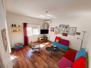 uma sala de estar com um sofá e uma mesa em Villa Secret Gardens em Mostar