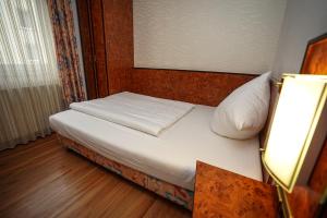 Postel nebo postele na pokoji v ubytování Hotel Miramar am Römer