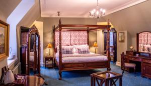 Postel nebo postele na pokoji v ubytování Dalmunzie Castle Hotel
