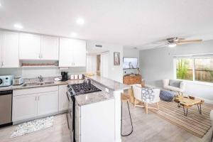 Η κουζίνα ή μικρή κουζίνα στο Beach house w/Putting Green/Game Rm/Rooftop Deck