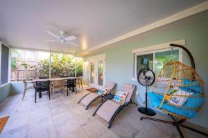 Χώρος καθιστικού στο Beach house w/Putting Green/Game Rm/Rooftop Deck