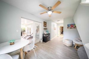 Μια τηλεόραση ή/και κέντρο ψυχαγωγίας στο Beach house w/Putting Green/Game Rm/Rooftop Deck