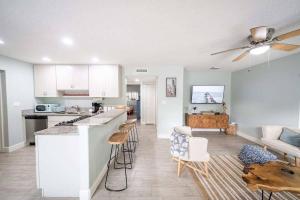 Η κουζίνα ή μικρή κουζίνα στο Beach house w/Putting Green/Game Rm/Rooftop Deck
