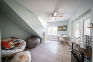 Χώρος καθιστικού στο Beach house w/Putting Green/Game Rm/Rooftop Deck