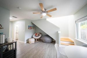 Χώρος καθιστικού στο Beach house w/Putting Green/Game Rm/Rooftop Deck