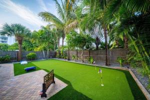 Κήπος έξω από το Beach house w/Putting Green/Game Rm/Rooftop Deck