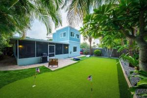 Κήπος έξω από το Beach house w/Putting Green/Game Rm/Rooftop Deck