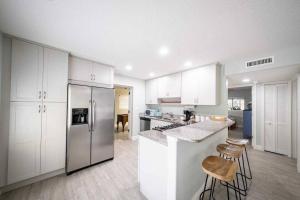 Η κουζίνα ή μικρή κουζίνα στο Beach house w/Putting Green/Game Rm/Rooftop Deck