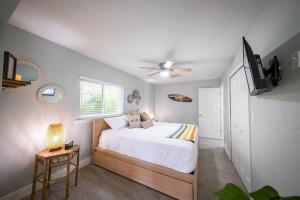 Ένα ή περισσότερα κρεβάτια σε δωμάτιο στο Beach house w/Putting Green/Game Rm/Rooftop Deck
