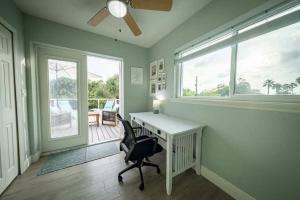 Φωτογραφία από το άλμπουμ του Beach house w/Putting Green/Game Rm/Rooftop Deck σε Cocoa Beach
