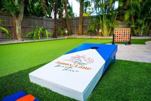 Κήπος έξω από το Beach house w/Putting Green/Game Rm/Rooftop Deck