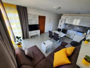 a living room with a couch and a table at Apartmani Scripea in Škrip