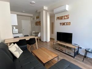 ein Wohnzimmer mit Couch und Flachbildfernseher in der Unterkunft Apartamentos San Miguel in Torremolinos