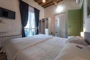 um quarto com uma cama grande e uma janela em Florence David's Guesthouse em Florença
