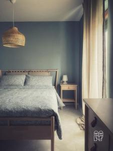 1 dormitorio con cama y pared azul en maestranze, en Matera