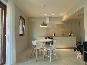 een keuken met een tafel en stoelen in een kamer bij maestranze in Matera