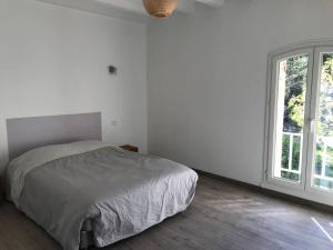 um quarto branco com uma cama e uma janela em T3 Linxe océan et nature em Linxe