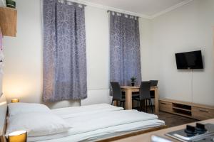 Postel nebo postele na pokoji v ubytování Kolibri Apartman - Makó