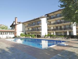 a hotel with a swimming pool in front of a building at Studio Maré Chernomorets in Chernomorets