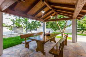 Zahrada ubytování Villa Tina with Swimming Pool, Tennis court, Games room, Sauna, Gym, BBQ