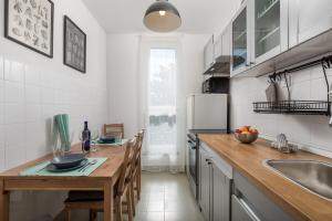 kuchnia z drewnianym blatem i zlewem w obiekcie Apartment La Perla w mieście Opatija