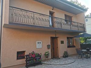 un balcón en el lateral de una casa con flores en House Leyla, en Bihać