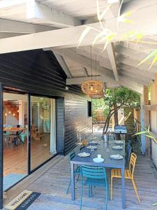 Restoran atau tempat lain untuk makan di Very Nice Wood Frame House With Garden