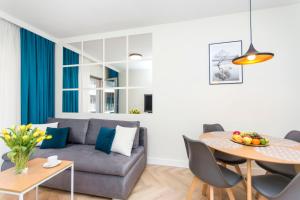 salon z kanapą i stołem w obiekcie Apartament 54 Old Town w Gdańsku