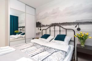sypialnia z łóżkiem z obrazem na ścianie w obiekcie Apartament 54 Old Town w Gdańsku