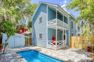 una casa azul con piscina frente a ella en Victorian Haven, en St. Augustine
