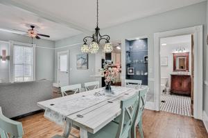 Classic Victorian home near downtown with a private pool, WiFi, & washer/dryer في سانت أوغيستين: غرفة طعام وغرفة معيشة مع طاولة وكراسي
