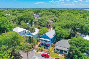 Classic Victorian home near downtown with a private pool, WiFi, & washer/dryer في سانت أوغيستين: اطلاله هوائيه على منزل ازرق